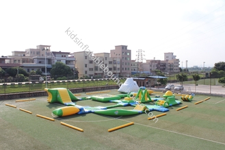 Γιγαντιαίο ενήλικο διογκώσιμο πάρκο Aqua, αλεξίπυρα παιχνίδια πάρκων νερού PVC διογκώσιμα