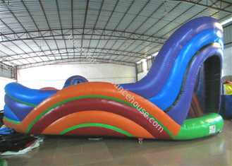 Ζωηρόχρωμη διογκώσιμη διαμορφωμένη κύμα παιδική χαρά 8 X 8 X 3.4m αθλητικών παιχνιδιών μουσαμάς PVC 0.55mm