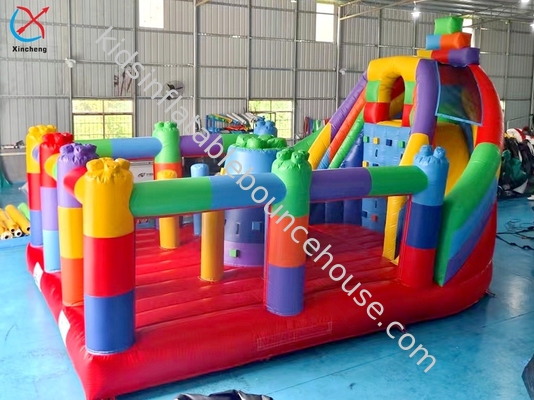 Προσαρμοσμένο LEGO Block Splicing Inflatable Bouncy House με Slide Combo για παιδιά
